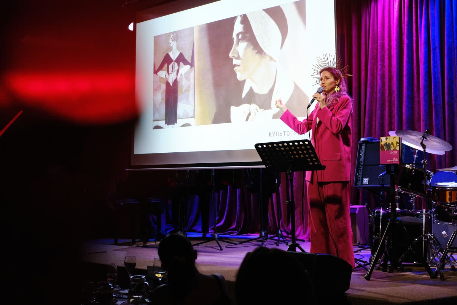 Спикер на сцене